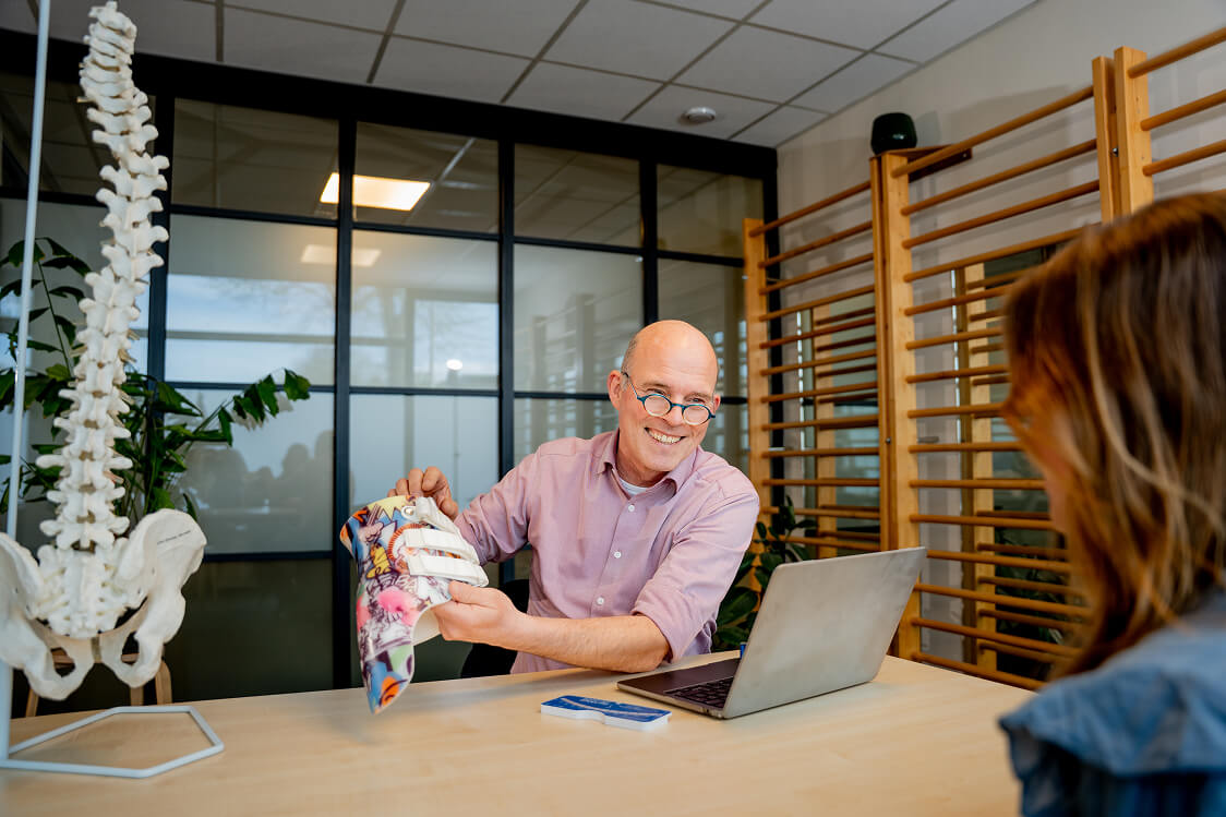 Hoofd medisch specialist bespreekt scoliosebehandeling tijdens consult bij Scolio Solutions
