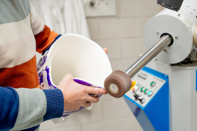 Orthopedisch instrumentmaker werkt aan op maat gemaakte scoliosebrace bij Scolio Solutions