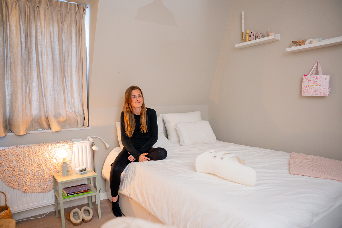 Kind met scoliose bereidt zich voor op het dragen van een nachtbrace in de slaapkamer