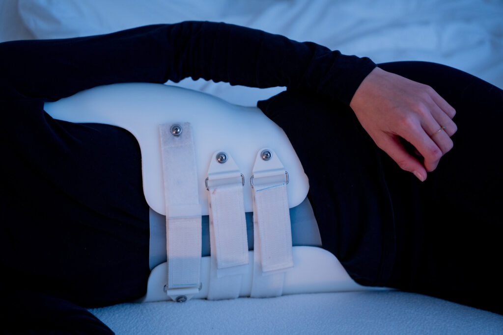 Detail van Providence nachtbrace die comfortabel wordt gedragen in zijligging tijdens de slaap
