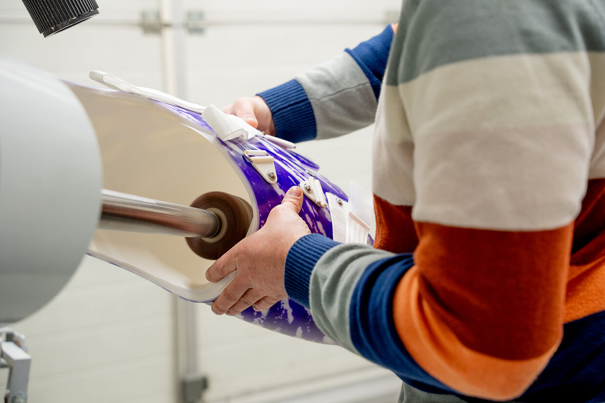 Orthopedisch instrumentmaker werkt aan afwerking van op maat gemaakte scoliosebrace bij Scolio Solutions